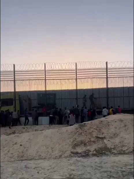 مصريون يقربون شاحنة تحمل مولد كهربائي لأهل غزة