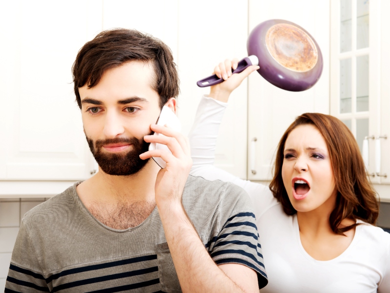 6 مؤشرات شائعة على أن شريكك خائن