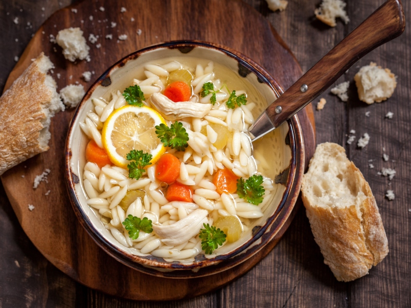 أطباق رمضانية: سلطة القرنبيط، شوربة الأورزو وكرات الشوكولاتة الشهية