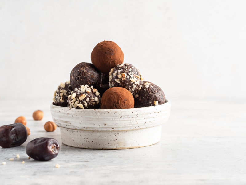 أطباق رمضانية: سلطة القرنبيط، شوربة الأورزو وكرات الشوكولاتة الشهية