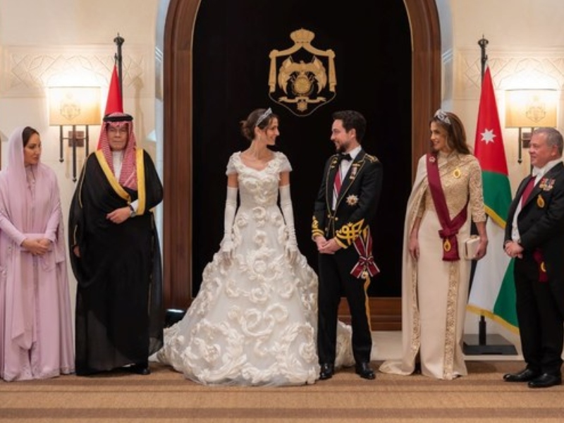 بالصور أجمل نظرات الحب بين الأمير حسين والأميرة رجوة