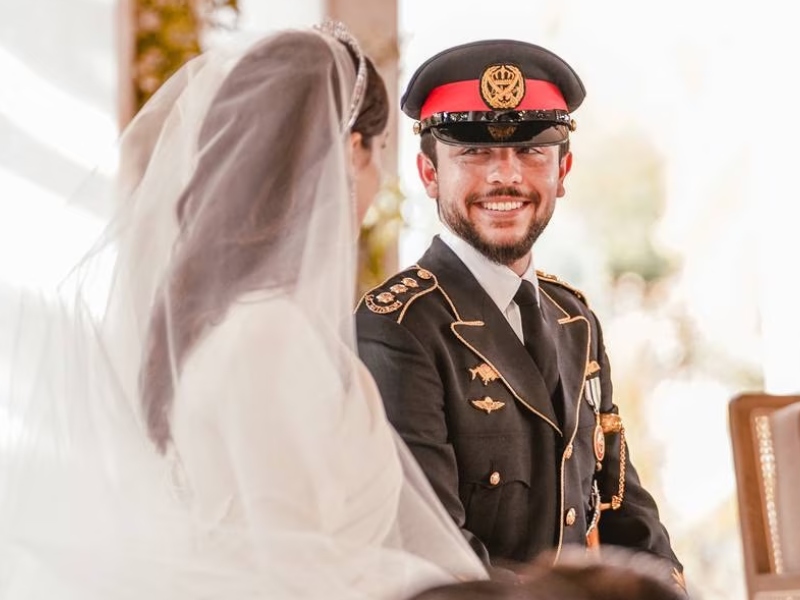 بالصور أجمل نظرات الحب بين الأمير حسين والأميرة رجوة