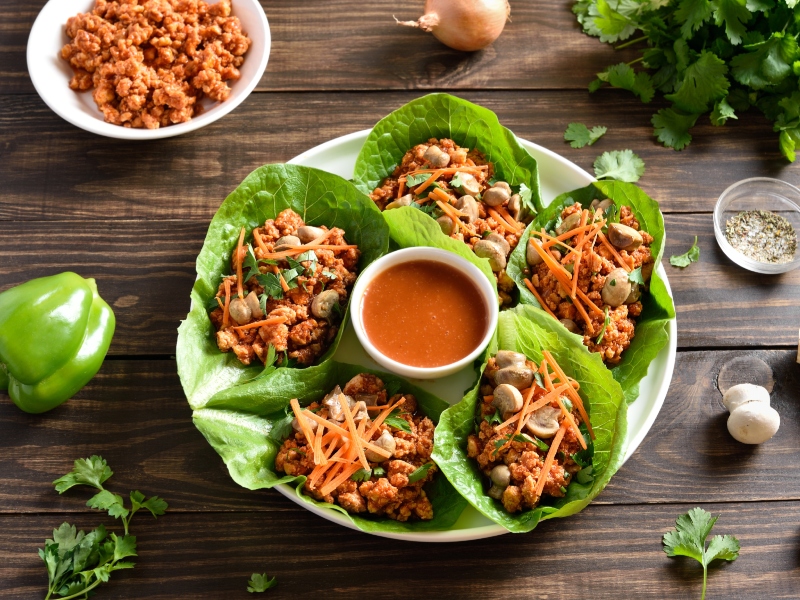 أطباق رمضانية: سلطة الجرجير، لفائف الخس، وعناقيد الشوكولاتة