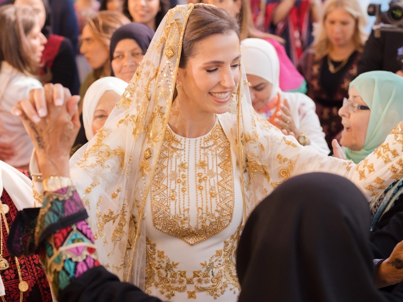 هنيدة الصيرفي تكشف أسرار فستان كنة الملكة رانيا