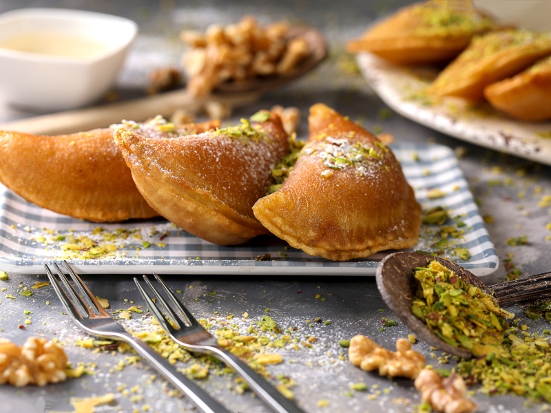 أطباق رمضانية: 3 حلويات شهية زلابيا، عيش السرايا وقطايف