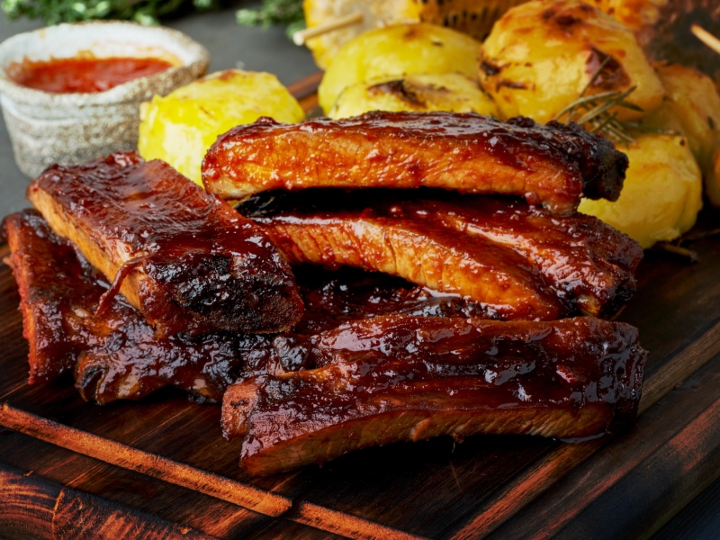 ضلوع لحم البقر المطبوخة ببطء في صلصة الباربيكيو