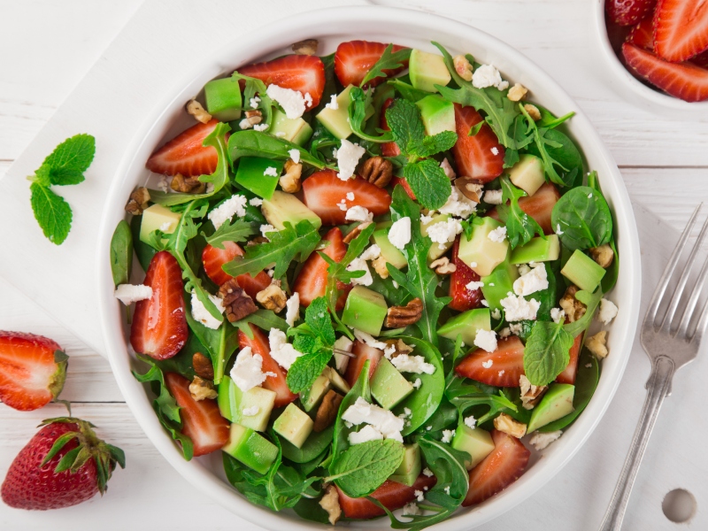 أطباق رمضانية: سلطة الجرجير، لفائف الخس، وعناقيد الشوكولاتة