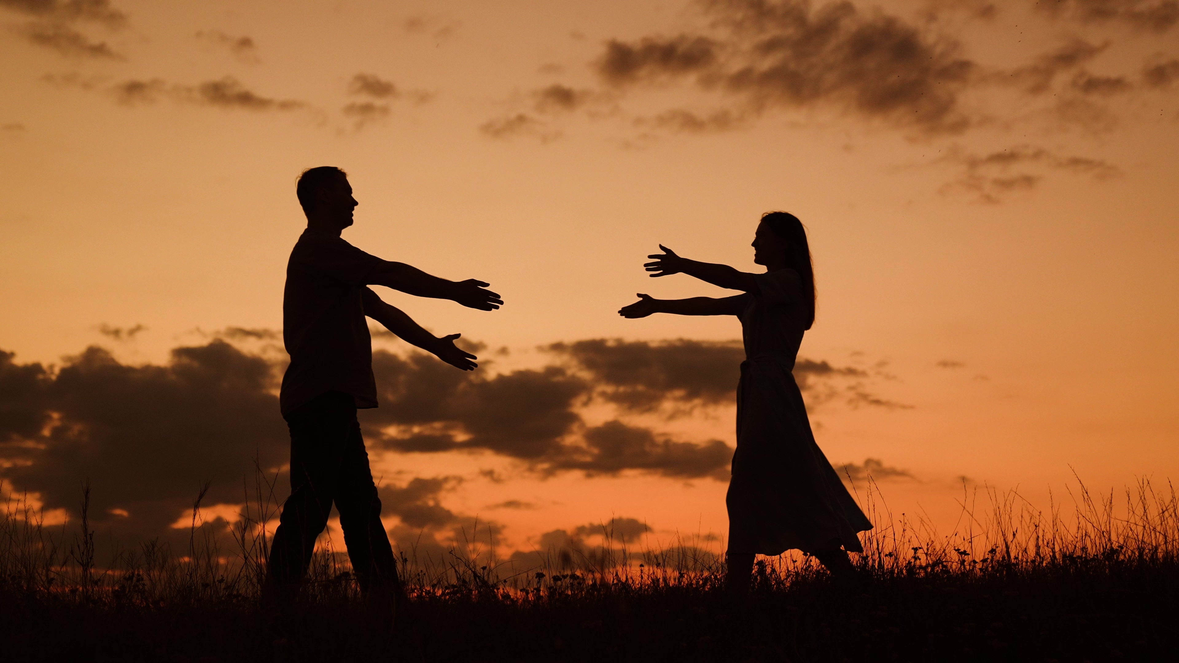 كيف تعرف أن الرجل وقع في الحب؟ علامات لا يمكن تجاهلها