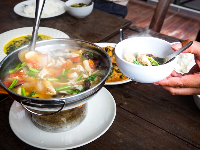 ثلاث وصفات لتحضير شوربة الدجاج