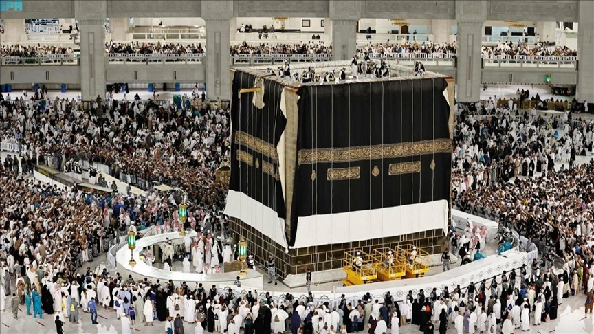 تغيير كسوة الكعبة