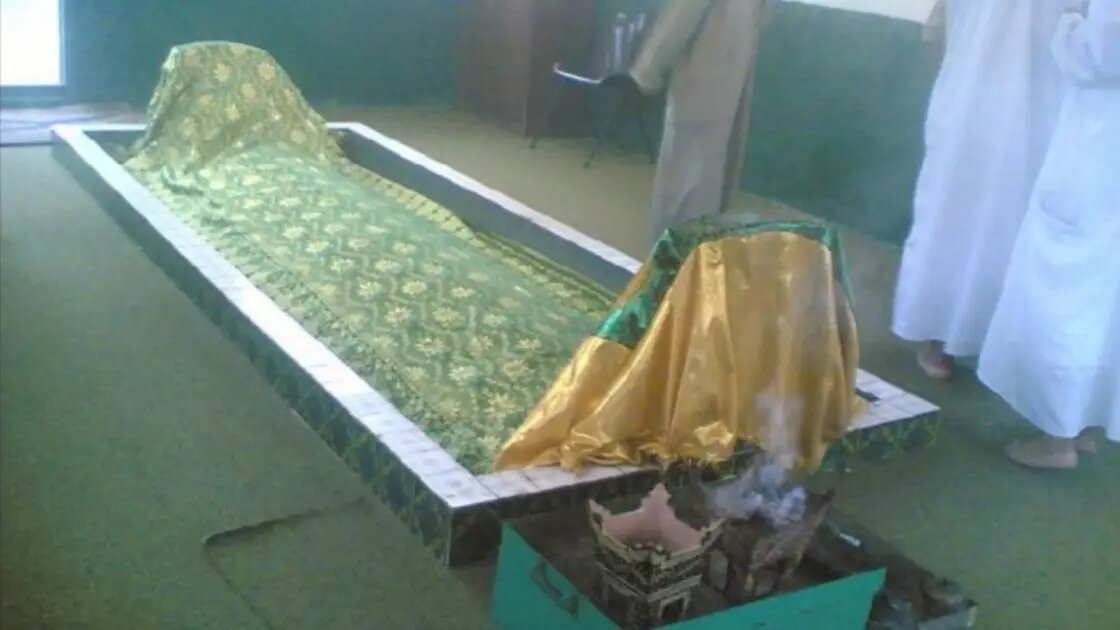 صورة يزعم متداولوها أنها لقبر النبي محمد