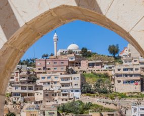 مطاعم وكافيهات ذات إطلالة في السلط للاحتفال بعيد الاستقلال الأردني الـ 80