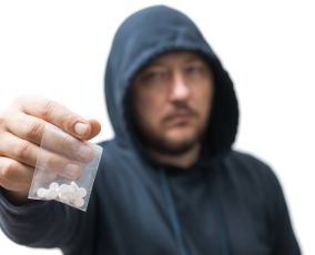 ما هي العلامات التي تظهر على متعاطي المخدرات؟