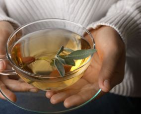 الميرامية… عشبة طبيعية لتنظيف الرحم ودعم صحة المبايض