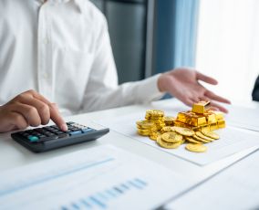 مكاسب للذهب بدعم التفاؤل بانتهاء الحرب وتراجع العملة الأمريكية