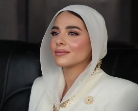 آية السيسي تتألق بفستان أبيض مستوحى من الحضارة المصرية خلال افتتاح الأوكتاجون