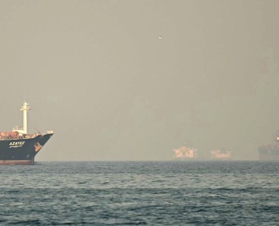 سفن في مضيق هرمز