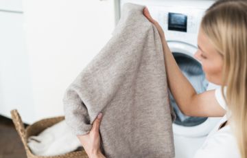 طرق تخزين الملابس الصوفية والعناية بها مع بدء الشتاء والأمطار