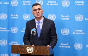 وزير الخارجية الإسرائيلي جدعون ساعر يتحدث خلال مؤتمر صحفي في مقر الأمم المتحدة في نيويورك، بتاريخ 18 فبراير 2026.AFP