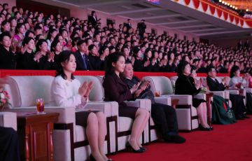 كيم جونغ أون برفقة ابنته كيم جو-إيه في الحفل الموسيقي