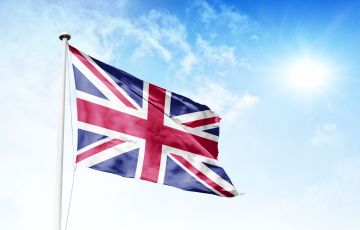 علم بريطانيا يرفرف