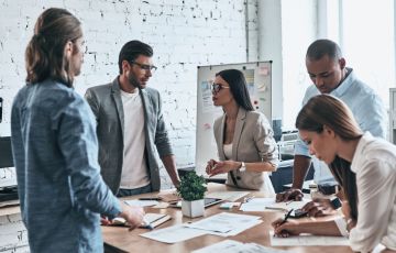 كيف تحتفل الشركات بعيد العمال بطريقة ملهمة وفعّالة؟