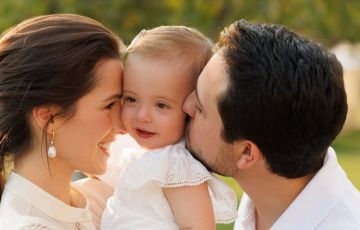 بصورة عائلية مميزة.. الأمير الحسين يهنئ الأميرة رجوة بعيد ميلادها الـ32