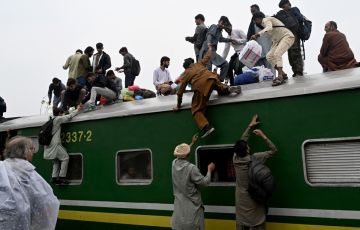Suicide bombing hits train in Pakistan’s Quetta, killing dozens