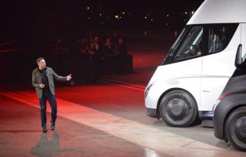 Musk showcasing Tesla Semis