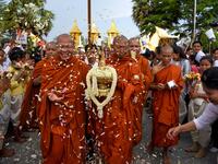 Cambodian Buddhist monks carry an urn which allegedly contains the remains of one of Buddha's bone inside during the Visak Bochea Buddhist celebration at a pagoda in Phnom Penh on May 18, 2019. TANG CHHIN Sothy / AFP
