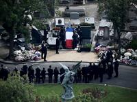 A general view shows relatives attending the private burial for former French President Jacques Chirac at the Montparnasse Cemetery in Paris on September 30, 2019.  Philippe LOPEZ / AFP