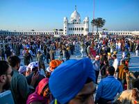 Hundreds of Indian Sikhs make historic pilgrimage to Pakistan (Twitter)
