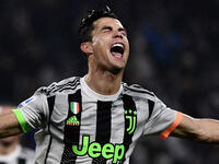 2- البرتغالي كريستيانو رونالدو (255 مليون دولار)