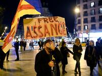 A demonstrator covers his face as he takes part in a protest called by Catalan National Assembly (ANC) under the motto "Journalism is not a crime" to support WikiLeaks founder Julian Assange in Barcelona on February 24, 2020. A British court today starts hearing Washington's extradition request for WikiLeaks founder Julian Assange in a test case of media freedoms in the digital age and the global limits of US justice. LLUIS GENE / AFP