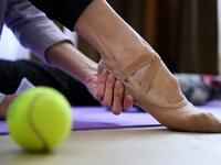 In the middle of their bedroom, Bolshoi ballet dancers Margarita Shrainer and Igor Tsvirko have placed a linoleum mat and a barre. Since the start of the lockdown, the couple, both soloists in the legendary troupe, have largely used their own initiative to keep up their dance skills at home. Kirill KUDRYAVTSEV / AFP