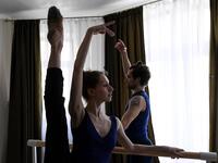 Bolshoi theatre leading soloist Igor Tsvirko and first soloist Margarita Shrainer attend a lesson in their apartment in Moscow on April 29, 2020 during a strict lockdown in Russia to stop the spread of the COVID-19 infection caused by the novel coronavirus. Kirill KUDRYAVTSEV / AFP