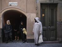 Tour guide Mike Anderson takes visitors on May 30 ,2020 on a 'plague walk', taking them around sites in Stockholm's old town related to pandemics of the plague in the 14th and 18th century, and an outbreak of cholera that hit the city in the mid-19th century. Jonathan NACKSTRAND / AFP