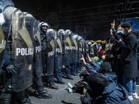 Protestors face off with riot police guarding the house of Jaroslaw Kaczynski, leader of Poland's ruling Law and Justice party (PIS) during a demonstration against a decision by the Constitutional Court on abortion law restriction,in Warsaw on October 23, 2020. Wojtek RADWANSKI / AFP