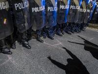 Protestors face off with riot police guarding the house of Jaroslaw Kaczynski, leader of Poland's ruling Law and Justice party (PIS) during a demonstration against a decision by the Constitutional Court on abortion law restriction,in Warsaw on October 23, 2020. Wojtek RADWANSKI / AFP