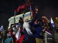 Demonstrators supporting the reform of the Chilean constitution celebrate while waiting for the referendum official results at Plaza Italia square in Santiago on October 25, 2020. Chile's President Sebastian Pinera called on the nation to work together for a "new constitution" after Chileans voted overwhelmingly to replace their dictatorship-era charter.  MARTIN BERNETTI / AFP