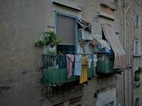 Narrow alley with laundry hanging to dry in the old town of Naples/Photo by Ewelina