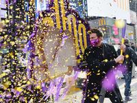 New Year's Eve host Jonathan Bennett smashes a '2020' pinata during the 14th annual Good Riddance Day in Times Square on December 28, 2020 in New York City. - This year, people from around the world were encouraged to participate virtually by sharing their Good Riddance Day memories in advance, so they can start fresh in 2021. Angela Weiss / AFP