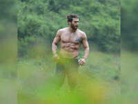 Can Yaman topless