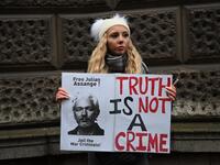 Supporters of Wikileaks founder Julian Assange demonstrate outside the Old Bailey court in central London as the court will rule on his extradition case on January 4, 2021. A London hearing is set to decide if WikiLeaks founder Julian Assange should be extradited to the United States to face trial over the publication of secrets relating to the wars in Afghanistan and Iraq. DANIEL LEAL-OLIVAS / AFP