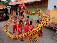 This photograph taken on January 20, 2021 shows Le Yen Quyen (C) practising a dragon dance routine along with other female dancers at the Tu Anh Duong lion and dragon dance school in Can Tho city in southern Vietnam's Mekong Delta. Manan VATSYAYANA / AFP