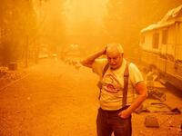 More scenes from the #dixiefire today - now over 180k acres and the largest California fire of the year so far. Some residents ignored evacuation orders and decided to stay and defend their homes.