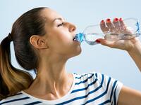 ما هي كمية الماء الواجب شربها يوميا في رمضان؟