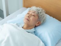 تفسير رؤية جدتي المتوفية في المنام للعزباء والمتزوجة