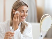 الطريقة الصحيحة لإزالة مكياج العيون والحفاظ على صحة البشرة الطريقة الصحيحة لإزالة مكياج العيون والحفاظ على صحة البشرة