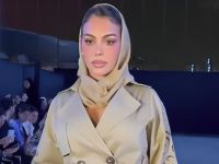 جورجينا رودريغيز بوشاح رأس في أسبوع الموضة بالرياض